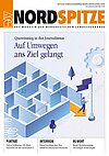 Titelseite der Zeitschrift Nordspitze, Ausgabe 3/2025. Es ist eine Illustration mit einem Labyrinth zu sehen, das Titelthema ist Quereinstieg in den Journalismus. – 