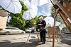 Eine Frau mit Staffelei vor der Bremer Kunsthalle. – 