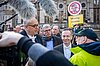 Verkehrsminister Volker Wissing zwischen Demonstranten. – 
