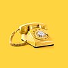 Das Bild zeigt ein Festnetztelefon mit Kabel. –