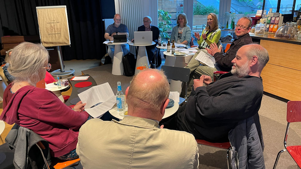 In gemütlicher Atmosphäre tagt die Gewerkschaftsversammlung des DJV Bremen. Im Hintergrund sind einige Vorstandsmitglieder zu sehen. – In gemütlicher Atmosphäre tagt die Gewerkschaftsversammlung des DJV Bremen. Im Hintergrund sind einige Vorstandsmitglieder zu sehen.